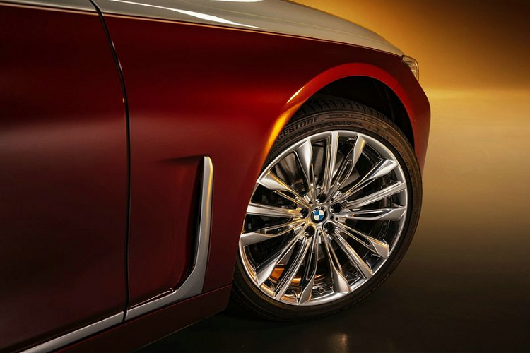 Được phát triển trên nền tảng phiên bản 760Li cao cấp nhất, bản Shining Shadow cũng sở hữu trang bị là khối động cơ V12 6.0l trứ danh, sản sinh công suất 576 mã lực và 849 Nm mô-men xoắn.