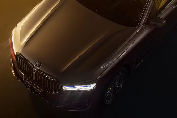 Theo công bố từ nhà sản xuất, BMW 760Li Shining Shadow có thể tăng tốc từ 0 - 100 km/h chỉ trong 3,8 giây.