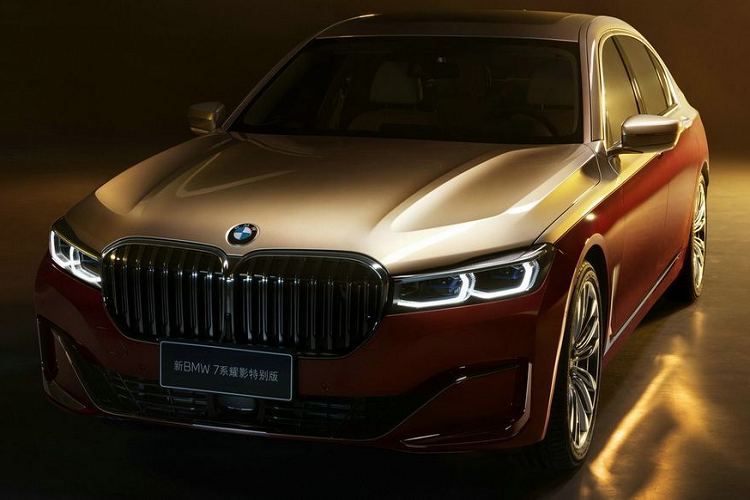So với phiên bản của mẫu xe sang BMW 760Li truyền thống, phiên bản 760Li Shining Shadow không có sự khác biệt về thiết kế. Điểm nổi trội của phiên bản này đến từ một số trang bị "thửa" riêng như nước sơn ngoại thất 2 tông màu tương phản đỏ/vàng cát sang chảnh hay mâm xe loại hợp kim nhôm 20 inch đa chấu.