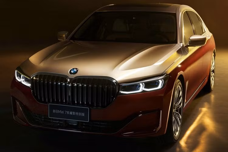 So với phiên bản của mẫu xe sang BMW 760Li truyền thống, phiên bản 760Li Shining Shadow không có sự khác biệt về thiết kế. Điểm nổi trội của phiên bản này đến từ một số trang bị "thửa" riêng như nước sơn ngoại thất 2 tông màu tương phản đỏ/vàng cát sang chảnh hay mâm xe loại hợp kim nhôm 20 inch đa chấu.