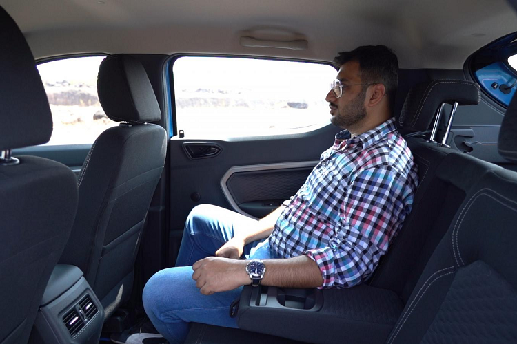 Các trang bị nội thất nổi bật khác gồm có hỗ trợ kết nối Apple CarPlay và Android Auto, Bluetooth, sạc điện thoại không dây, điều hòa tự động có bộ lọc bụi mịn PM2.5, hệ thống âm thanh cao cấp và khóa cửa không cần chìa khóa.