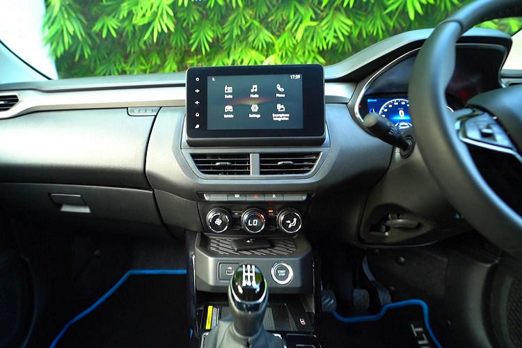 Di chuyển vào bên trong cabin, cách bố trí và thiết kế khoang lái Renault Kiger 2021 hiện đại nhưng không nổi bật như những chiếc Renault và Dacia khác. Nội thất của Kiger mang hơi hướng thể thao với vô-lăng đa chức năng, hệ thống thông tin giải trí màn hình cảm ứng 8 inch đặt nổi trên bảng táp-lô và cụm đồng hồ đo là màn hình TFT 7 inch.