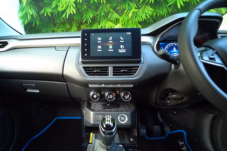 Di chuyển vào bên trong cabin, cách bố trí và thiết kế khoang lái Renault Kiger 2021 hiện đại nhưng không nổi bật như những chiếc Renault và Dacia khác. Nội thất của Kiger mang hơi hướng thể thao với vô-lăng đa chức năng, hệ thống thông tin giải trí màn hình cảm ứng 8 inch đặt nổi trên bảng táp-lô và cụm đồng hồ đo là màn hình TFT 7 inch.