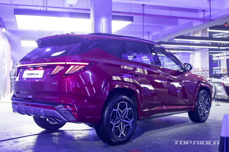 Cuối cùng là những trang bị an toàn như hệ thống hỗ trợ giữ làn đường, hỗ trợ tránh va chạm phía trước tích hợp tính năng phát hiện người đi bộ, hỗ trợ giữ làn đường, hỗ trợ bám làn đường, phát hiện điểm mù, hệ thống hỗ trợ đèn pha và camera 360 độ.