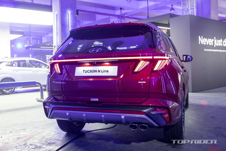 Thứ hai là động cơ diesel 4 xi-lanh, dung tích 2.0L với công suất tối đa 186 mã lực và mô-men xoắn cực đại 417 Nm. Cuối cùng là hệ truyền động hybrid với máy xăng tăng áp 1.6L, tạo ra công suất tổng cộng 227 mã lực và mô-men xoắn cực đại 350 Nm.