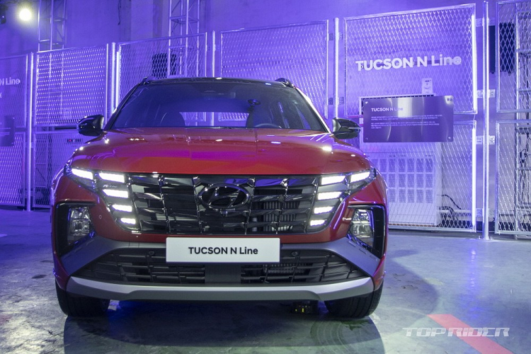 Ở thị trường Hàn Quốc, Hyundai Tucson N Line 2021 mới được chia thành tổng cộng 6 bản trang bị. Giá bán của 6 bản trang bị này dao động từ 30,09 - 36,12 triệu Won (khoảng 606 - 728 triệu đồng). Tuy nhiên, nếu đi kèm đủ trang bị tùy chọn, Hyundai Tucson N Line 2021 sẽ có giá dao động từ 38,31 - 40,81 triệu Won (772 - 822,5 triệu đồng).