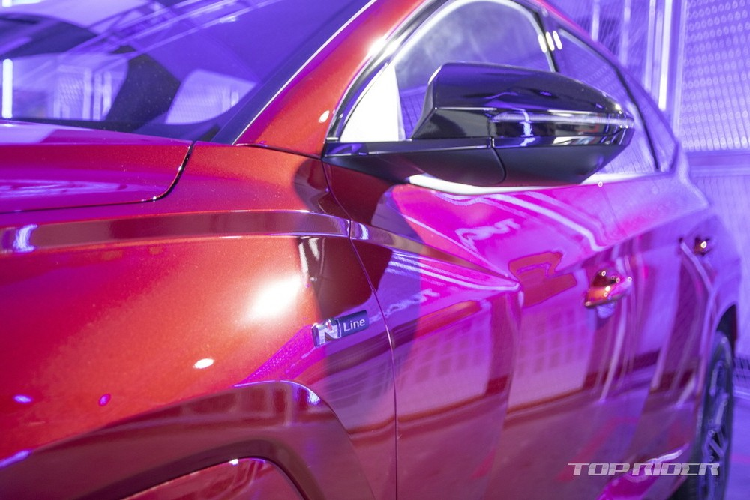 Theo đó, xe được trang bị lưới tản nhiệt riêng, cản trước hầm hố hơn, hốc gió trung tâm rộng hơn và tấm ốp gầm màu bạc dày dặn bên dưới. Ngoài ra, trên lưới tản nhiệt còn có logo "N Line" nằm ở góc bên phải, giữa dải đèn LED định vị ban ngày.
