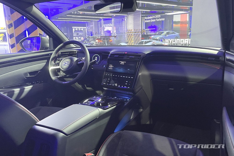 Những trang bị còn lại của Hyundai Tucson N Line 2021 không có gì khác bản thường. Xe cũng được trang bị bảng đồng hồ kỹ thuật số với màn hình 10,25 inch sau vô lăng. Hệ thống thông tin giải trí dùng màn hình cảm ứng cũng có kích thước 10,25 inch. Bên cạnh đó là hàng ghế trước có tính năng sưởi ấm, làm mát, ghế lái nhớ vị trí, điều hòa tự động 2 vùng và lẫy chuyển số sau vô lăng.