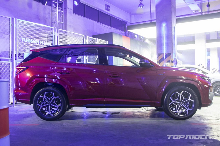 Đáng tiếc là động cơ của Hyundai Tucson N Line 2021 được bê nguyên từ bản thường sang. Thứ nhất là động cơ xăng 4 xi-lanh, tăng áp, dung tích 1.6L, sản sinh công suất tối đa 180 mã lực và mô-men xoắn cực đại 265 Nm.