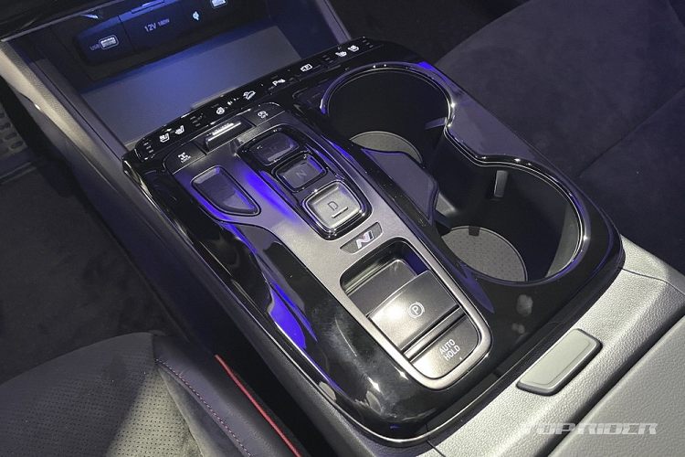 Trong khi đó, đằng sau xe xuất hiện cánh gió mui cỡ lớn hơn, tích hợp đèn phanh trên cao, dải đèn phản quang thanh mảnh nằm ngang kéo dài sang hai bên cản sau, bộ khuếch tán gió màu satin và 2 ống xả hình tròn nằm dồn về một bên. Ngoài ra, xe còn có đèn báo rẽ thiết kế mới nằm ở hai bên cản sau.