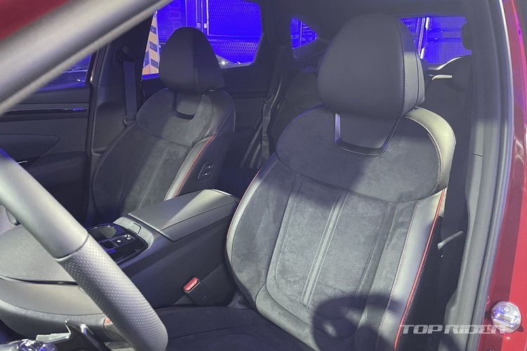 Bên sườn, Hyundai Tucson phiên bản N Line được trang bị bộ vành hợp kim 19 inch với thiết kế kiến trúc tham số độc đáo và nẹp thân xe sơn màu. Tiếp đến là những chi tiết ngoại thất màu đen chỉ có trên Hyundai Tucson N Line 2021 như lưới tản nhiệt, viền bao quanh đèn pha, ốp gương chiếu hậu, nóc và viền cửa sổ.