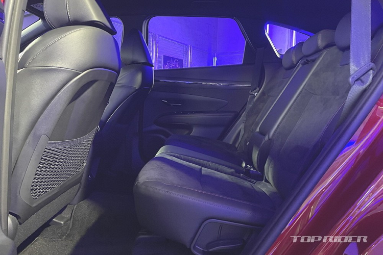 Bước vào bên trong Hyundai Tucson N Line 2021, người lái sẽ không thấy nhiều sự thay đổi so với bản thường. Hãng Hyundai chỉ bổ sung một số chi tiết mới cho mẫu xe này như ghế thể thao N bọc da phối da lộn với viền và chỉ khâu màu đỏ trong khi trần xe màu đen. Vô lăng N, nút bấm chuyển số N, bộ bàn đạp và ốp bậc cửa bằng kim loại cũng xuất hiện bên trong mẫu SUV cỡ C này.