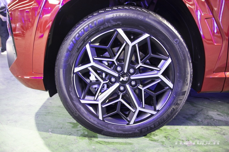 Lần đầu tiên được công bố thông tin và hình ảnh chính thức vào hồi tháng 1 năm nay, mẫu xe SUV Hyundai Tucson N Line mới sở hữu thiết kế ngoại thất có một số điểm khác biệt so với bản thường.