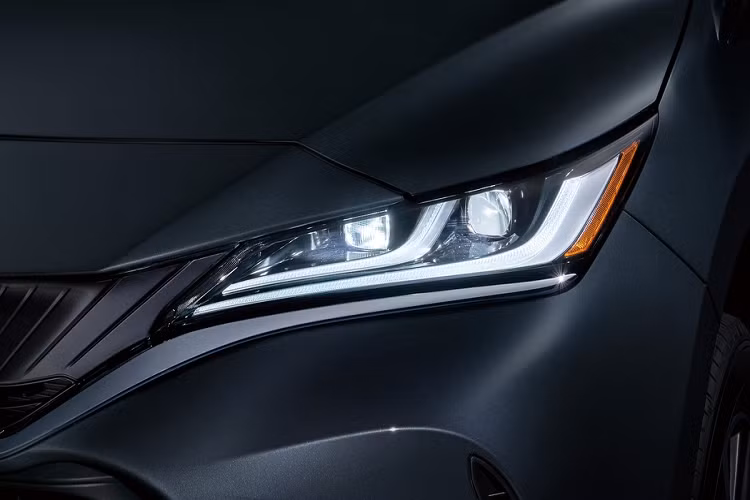 Điểm nhấn ở ngoại thất là cụm đèn chiếu sáng LED được nối liền bởi lưới tản nhiệt cỡ lớn và đèn hậu LED thanh mảnh trải dài hết chiều ngang đuôi xe. Xe đi kèm bộ mâm hợp kim 18 inch 2 tone màu.