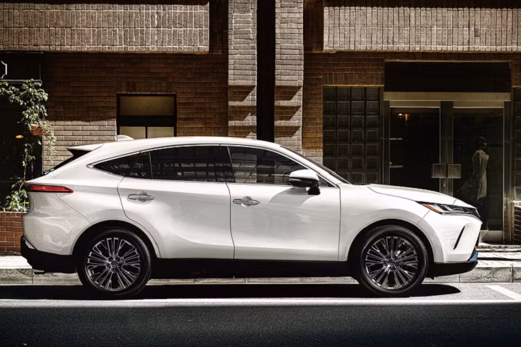 Toyota Venza 2021 mới có các số đo dài x rộng x cao lần lượt là 4.740 x 1.855 x 1.660 (mm), chiều dài cơ sở đạt 2.690 mm. Venza thế hệ mới lớn hơn và thấp hơn thế hệ trước, mang đến ngoại hình thể thao hơn.