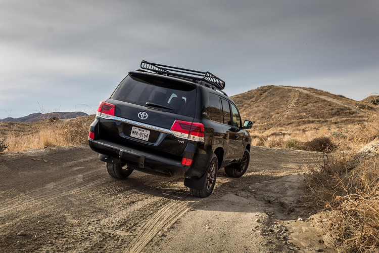 Thế hệ hiện tại của Toyota Land Cruiser tại Mỹ được trang bị động cơ V8 5.7L hút khí tự nhiên, tạo ra công suất 381 mã lực và mô-men xoắn 543,6 Nm, kết hợp với hộp số tự động 8 cấp. Về kích thước, Land Cruiser mới được dự kiến sẽ tương đương phiên bản "tiền nhiệm".