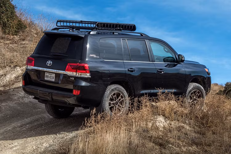 Theo AutoWeek, Land Cruiser 300 Series mới sẽ có một số thay đổi đáng kể dưới nắp ca-pô. Chiếc SUV địa hình thế hệ tiếp theo sẽ loại bỏ động cơ V8 để chuyển sang dùng động cơ xăng và diesel V6 mới.