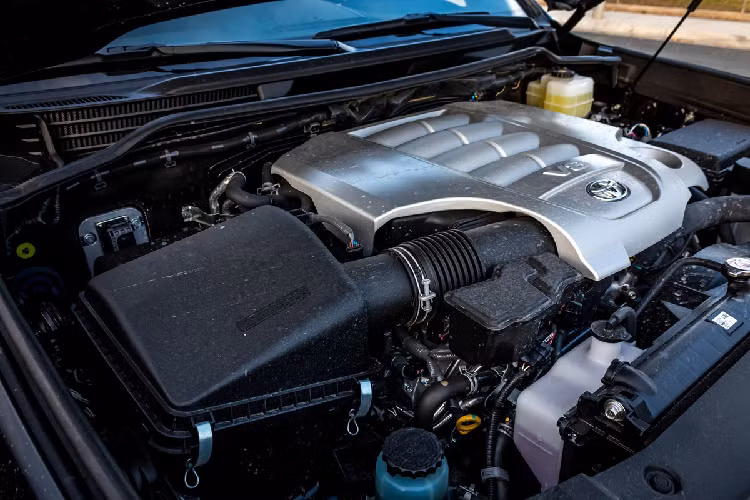 Một trong những tùy chọn động cơ mới là loại 3.5L V6 tăng áp kép. Ngoài ra, Toyota Land Cruiser cũng sẽ có phiên bản động cơ hybrid và động cơ diesel 3.3L V6. Nhiều khả năng bản động cơ diesel sẽ giúp Toyota Land Cruiser ăn khách tại những thị trường có địa hình gồ ghề như châu Phi và Tây Á.