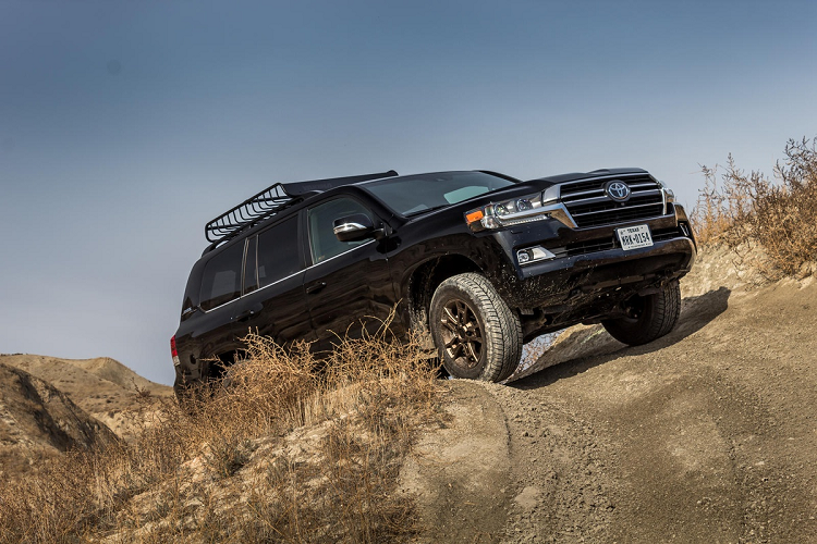 Kích thước này lớn hơn so với những mẫu xe "anh em" như Land Cruiser Prado, Lexus GX hay Toyota Fortuner. Mẫu SUV mới cũng sẽ nhẹ hơn nhiều so với bản Land Cruiser hiện hành, đồng thời vẫn có khả năng off-road hiệu quả.