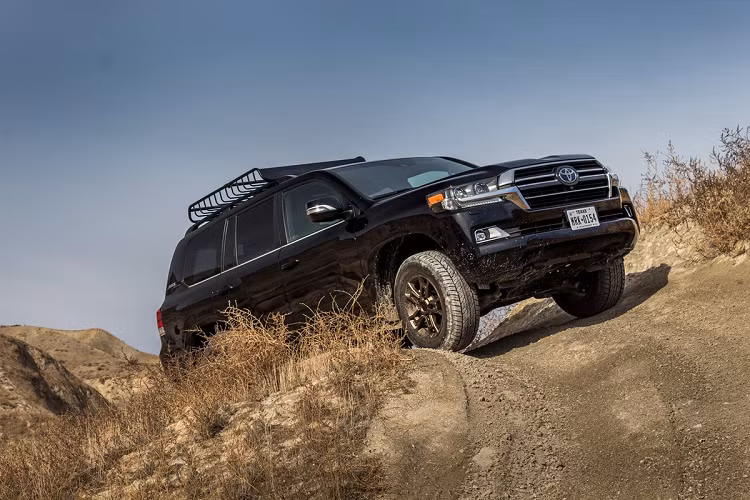 Kích thước này lớn hơn so với những mẫu xe "anh em" như Land Cruiser Prado, Lexus GX hay Toyota Fortuner. Mẫu SUV mới cũng sẽ nhẹ hơn nhiều so với bản Land Cruiser hiện hành, đồng thời vẫn có khả năng off-road hiệu quả.