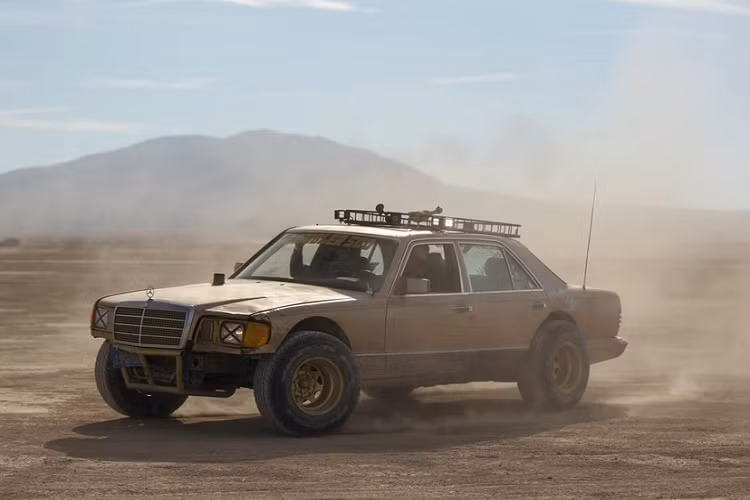 Ngược lại, giá xe Mercedes S-Class độ trong bài viết này lại chưa tới 1.000 USD (khoảng hơn 20 triệu đồng), nhưng có một nguyên nhân hợp lý cho điều đó: nó là một chiếc đời 1982 với tình trạng tồi tàn. Nhìn thấy tiềm năng của nó, một người đam mê ô tô có tên Bryce Ronsonet đã “cứu vớt” chiếc Mercedes và biến đổi nó thành một chiếc xe đua việt dã đáng gờm để thi đấu trong giải đua địa hình Gambler 500.