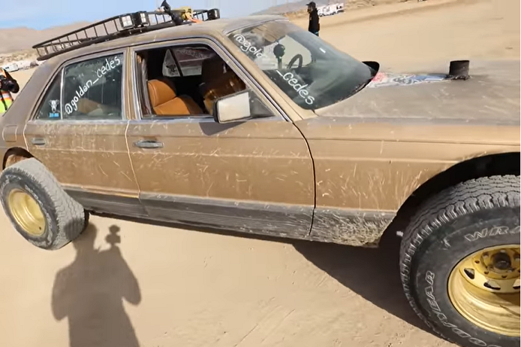 Khi khoe chiếc xe đua việt dã Mercedes S-Class của mình với thế giới, Bryce giải thích chiếc xe đã được chế tạo chỉ trong một tuần như thế nào. Khi anh ấy mới mua xe, phần đầu của nó là một mớ hỗn độn thực sự. Sau khi chỉnh sửa góc trước, anh ấy đã lắp một bộ đèn pha mới vì bộ đèn nguyên bản đã mất. Tiếp theo, Bryce bổ sung thêm một tấm cản va trước và giá nóc độ. Kết quả cuối cùng là một chiếc xe trông giống như vừa lăn bánh khỏi thế giới phim “Mad Max”.