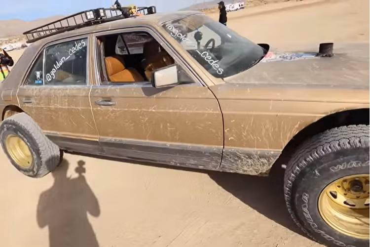 Khi khoe chiếc xe đua việt dã Mercedes S-Class của mình với thế giới, Bryce giải thích chiếc xe đã được chế tạo chỉ trong một tuần như thế nào. Khi anh ấy mới mua xe, phần đầu của nó là một mớ hỗn độn thực sự. Sau khi chỉnh sửa góc trước, anh ấy đã lắp một bộ đèn pha mới vì bộ đèn nguyên bản đã mất. Tiếp theo, Bryce bổ sung thêm một tấm cản va trước và giá nóc độ. Kết quả cuối cùng là một chiếc xe trông giống như vừa lăn bánh khỏi thế giới phim “Mad Max”.