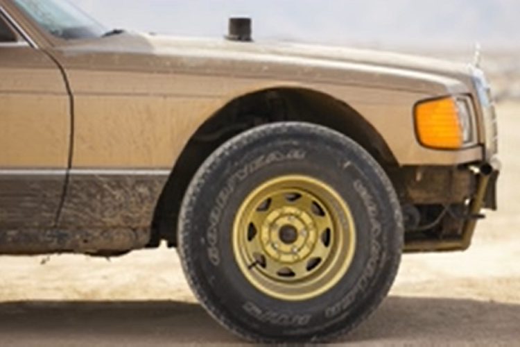 Ban đầu, chiếc xe được trang bị lốp mái chèo cực lớn cỡ 33 inch, nhưng chúng đã được thay thế bằng bộ lốp rộng "đặt mua trên Facebook" có giá chỉ 50 USD mỗi chiếc. Hệ thống treo vẫn được giữ nguyên.