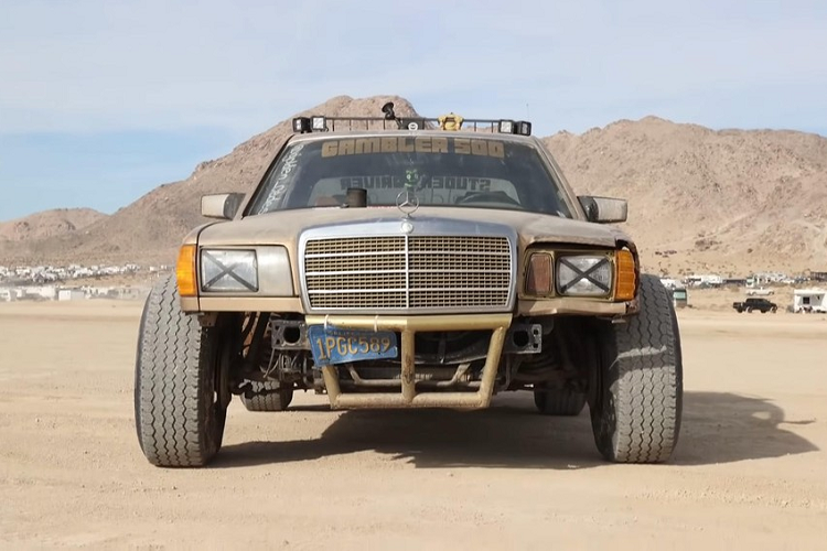 Bryce chỉ trả 540 USD cho chiếc Mercedes tàn tạ. Sau khi lắp các trang bị độ, tổng chi phí là dưới 800 USD bao gồm cả tiền mua xe ban đầu. Nó chứng minh rằng bạn có thể chế tạo một chiếc xe đua việt dã với giá dưới 1.000 USD, và bạn “nhất định không cần nhiều tiền để có được niềm vui”, Bryce nhận xét.