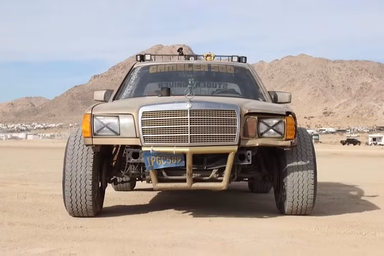 Bryce chỉ trả 540 USD cho chiếc Mercedes tàn tạ. Sau khi lắp các trang bị độ, tổng chi phí là dưới 800 USD bao gồm cả tiền mua xe ban đầu. Nó chứng minh rằng bạn có thể chế tạo một chiếc xe đua việt dã với giá dưới 1.000 USD, và bạn “nhất định không cần nhiều tiền để có được niềm vui”, Bryce nhận xét.