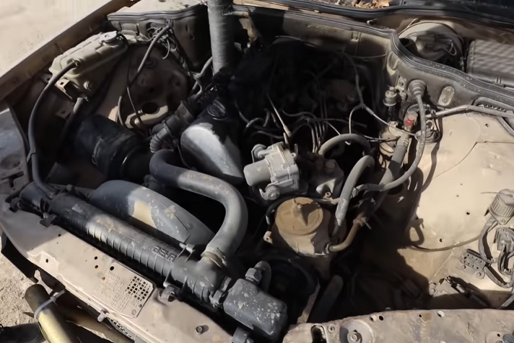 Dưới mui xe là động cơ dầu tăng áp 5 xi-lanh nguyên bản của chiếc xe, và nó vẫn hoạt động tốt sau khi được thay dầu và bảo dưỡng. Với việc mở cửa xả, Bryce ước tính động này này bây giờ sản sinh khoảng 130 mã lực.