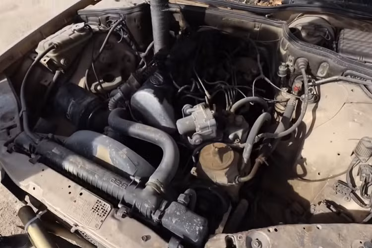 Dưới mui xe là động cơ dầu tăng áp 5 xi-lanh nguyên bản của chiếc xe, và nó vẫn hoạt động tốt sau khi được thay dầu và bảo dưỡng. Với việc mở cửa xả, Bryce ước tính động này này bây giờ sản sinh khoảng 130 mã lực.