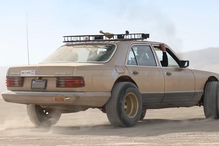 Đối với những ai chưa biết, giải đua Gambler 500 yêu cầu những người tham gia phải mua một chiếc xe giá rẻ thiếu tính thực dụng và độ nó để có thể đi off-road, vì vậy chiếc Mercedes này rõ ràng là một ứng viên đạt đủ tiêu chí.