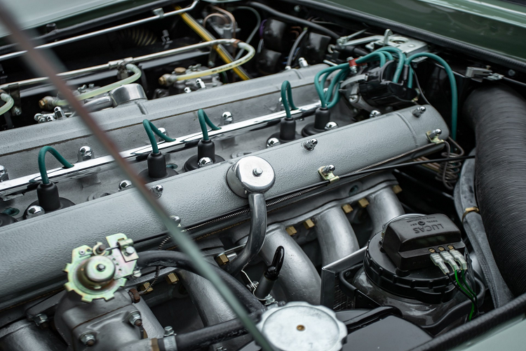 Aston Martin DB5 đời 1964 được trang bị động cơ 6 xy-lanh, dung tích 4.0L, sản sinh công suất 282 mã lực và mô-men xoắn 379 Nm. Ra đời cách đây hơn 5 thập kỷ nhưng chiếc DB5 có thể tăng tốc 0-100 km/h trong 6,4 giây trước khi đạt vận tốc tối đa 283 km/h.