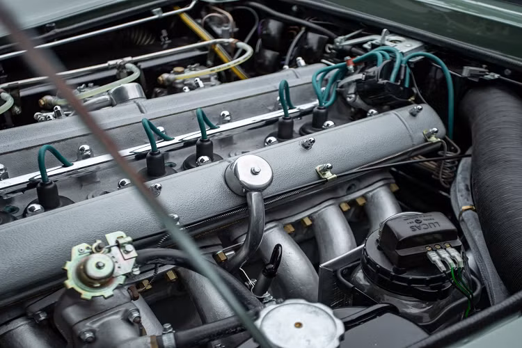 Aston Martin DB5 đời 1964 được trang bị động cơ 6 xy-lanh, dung tích 4.0L, sản sinh công suất 282 mã lực và mô-men xoắn 379 Nm. Ra đời cách đây hơn 5 thập kỷ nhưng chiếc DB5 có thể tăng tốc 0-100 km/h trong 6,4 giây trước khi đạt vận tốc tối đa 283 km/h.