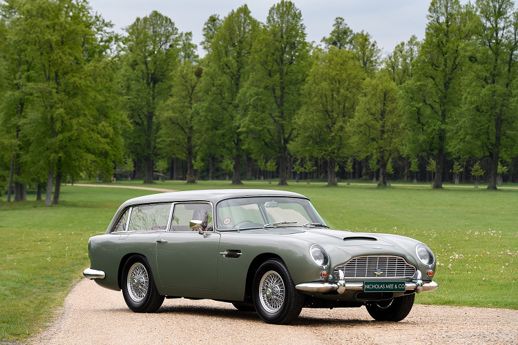 Từ năm 1964 đến 1965, Aston Martin sản xuất 60 chiếc DB5 Vantage bản coupe, 5 chiếc mui trần. Trong khi đó, chỉ có 11 chiếc DB5 shooting brake được sản xuất và duy nhất chiếc trong bài thuộc bản Vantage.