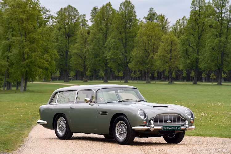 Từ năm 1964 đến 1965, Aston Martin sản xuất 60 chiếc DB5 Vantage bản coupe, 5 chiếc mui trần. Trong khi đó, chỉ có 11 chiếc DB5 shooting brake được sản xuất và duy nhất chiếc trong bài thuộc bản Vantage.
