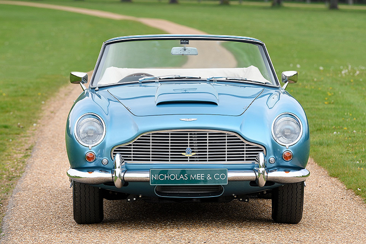 Đại lý Aston Martin này mất khoảng 12 năm để mang về đủ bộ 3 DB5 này và khôi phục lại tình trạng như mới.