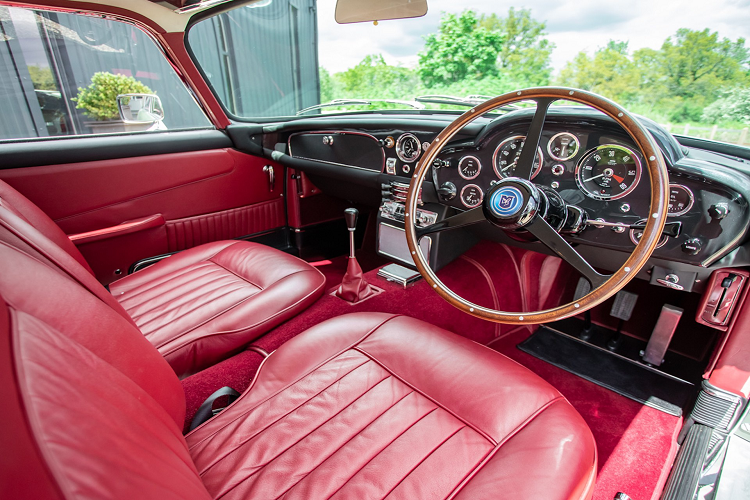 Ba chiếc DB5 hàng hiếm này sẽ được trưng bày tại sự kiện London Concours diễn ra vào ngày 8/6 tới. Nếu bạn muốn sở hữu bộ 3 này, bạn cần chi ra tối thiểu 5,6 triệu USD. Mức giá này được xem là khá hời khi riêng chiếc DB5 shooting brake đã có giá không dưới 3 triệu USD. Chiếc DB5 mui trần tiêu chuẩn cũng có giá 2 triệu USD.