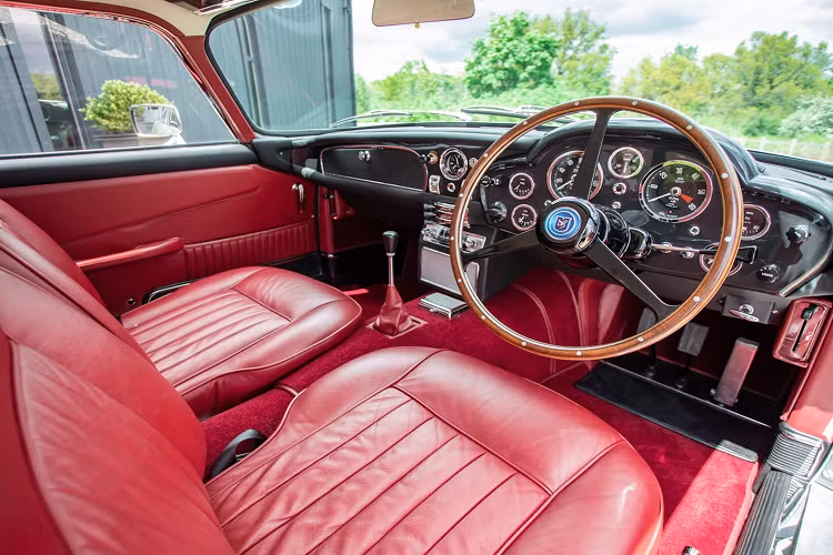 Ba chiếc DB5 hàng hiếm này sẽ được trưng bày tại sự kiện London Concours diễn ra vào ngày 8/6 tới. Nếu bạn muốn sở hữu bộ 3 này, bạn cần chi ra tối thiểu 5,6 triệu USD. Mức giá này được xem là khá hời khi riêng chiếc DB5 shooting brake đã có giá không dưới 3 triệu USD. Chiếc DB5 mui trần tiêu chuẩn cũng có giá 2 triệu USD.