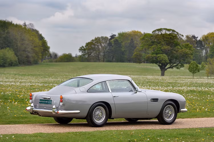 Dù không phải là mẫu xe đầu tiên của dòng DB, Aston Martin DB5 huyền thoại lại là chiếc nổi danh nhất nhờ đồng hành cùng điệp viên 007 trong phim "Goldfinger" năm 1964.