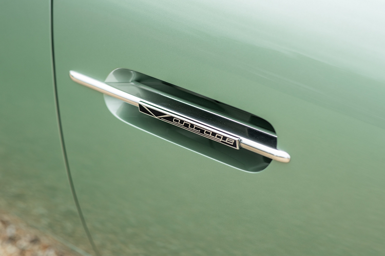 Aston Martin giới thiệu DB5 vào năm 1963 và dòng hiệu suất cao Vantage vào năm 1964. So với DB5 tiêu chuẩn, DB5 Vantage mạnh hơn khoảng 40 mã lực, đạt mức 325 mã lực do được nâng cấp các chi tiết bên trong động cơ.