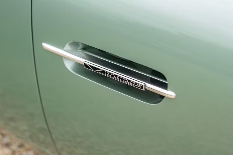 Aston Martin giới thiệu DB5 vào năm 1963 và dòng hiệu suất cao Vantage vào năm 1964. So với DB5 tiêu chuẩn, DB5 Vantage mạnh hơn khoảng 40 mã lực, đạt mức 325 mã lực do được nâng cấp các chi tiết bên trong động cơ.