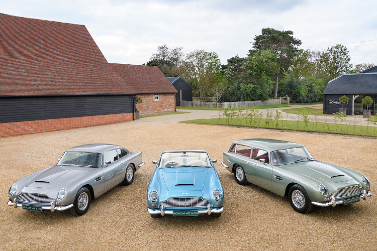 Mới đây, một đại lý Aston Martin tại Anh vừa rao bán "gia đình" DB5, gồm bản coupe, mui trần và bản shooting brake. Điều đặc biệt là cả 3 chiếc đều thuộc dòng hiệu suất cao Vantage.