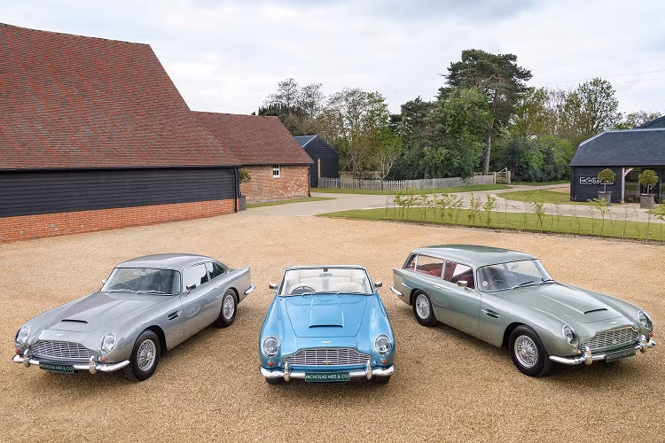 Mới đây, một đại lý Aston Martin tại Anh vừa rao bán "gia đình" DB5, gồm bản coupe, mui trần và bản shooting brake. Điều đặc biệt là cả 3 chiếc đều thuộc dòng hiệu suất cao Vantage.