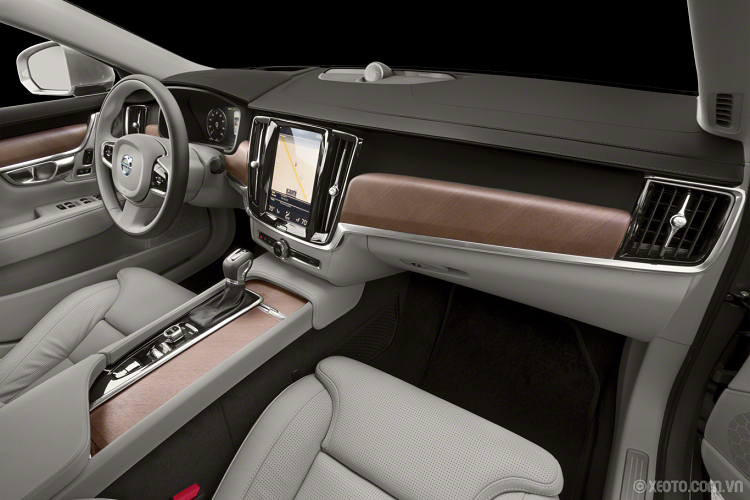 Tiến vào khoang cabin, Volvo S90 2021 nhận được nhiều nâng cấp và thay đổi rõ rệt hơn. Điển hình là hệ thống âm thanh với dàn loa Bowers &amp; Wilkins có khả năng hỗ trợ giảm tiếng ồn chủ động, hứa hẹn mang đến những trải nghiệm giải trí sống động và đỉnh cao hơn nữa. Tiếp đến là hệ thống điều hòa 4 vùng độc lập với kiểm soát chất lượng không khí, sạc điện thoại không dây và 2 cổng sạc USB-C mới dành cho hành khách ở hàng ghế phía sau.