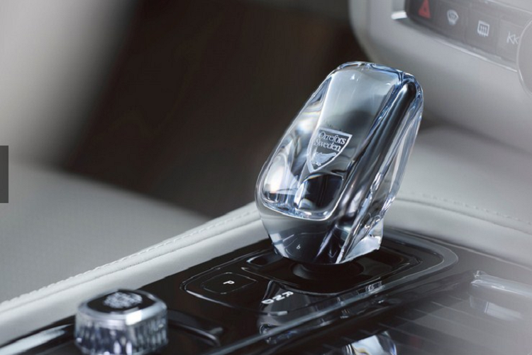 Thân xe có tỉ lệ các chi tiết khá hài hòa, gây ấn tượng mạnh mẽ với bộ la-zăng 19 inch có tông màu trắng/đen mang thiết kế đầy khỏe khoắn và năng động. Đuôi xe tích hợp cánh gió liền và cụm đèn hậu có thiết kế chữ C độc đáo rất quen thuộc.