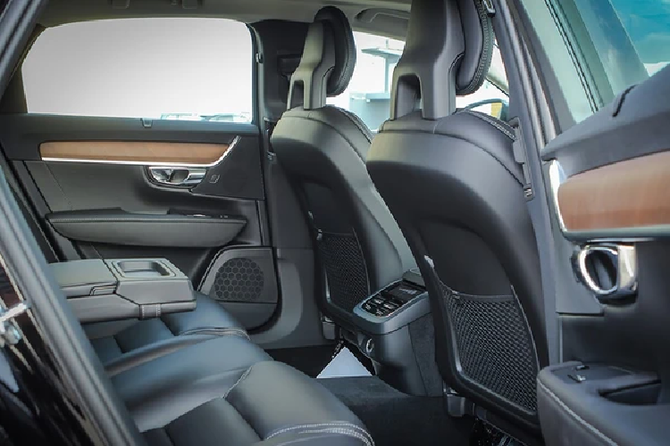 Hệ thống thông tin giải trí của Volvo S90 2021 vẫn được hiển thị thông qua một màn hình cảm ứng 9 inch đặt dọc ở chính giữa trung tâm, tương thích với cả Apple CarPlay và Android Auto. Toàn bộ khoang nội thất của S90 đều được bọc bằng da Nappa cao cấp, với hàng ghế trước có tính năng nhớ vị trí và chỉnh điện.