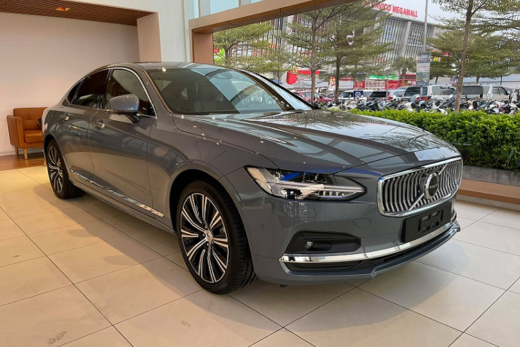 Vậy là sau hơn 1 năm kể từ ngày chính thức ra mắt toàn cầu, Volvo S90 2021 mới đã được nhà phân phối chính hãng đưa về Việt Nam. Volvo S90 2021 sẽ có sẵn với 2 phiên bản: Momentum và Inscription. Giá bán của phiên bản Inscription cũng được phía đại lý chính hãng công bố ở mức 2,15 tỷ đồng - không thay đổi so với phiên bản tiền nhiệm. Mức giá bán này được cho là tương đối “dễ thở” do lô hàng Volvo S90 2021 được sản xuất và lắp ráp tại Malaysia.