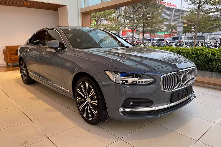 Vậy là sau hơn 1 năm kể từ ngày chính thức ra mắt toàn cầu, Volvo S90 2021 mới đã được nhà phân phối chính hãng đưa về Việt Nam. Volvo S90 2021 sẽ có sẵn với 2 phiên bản: Momentum và Inscription. Giá bán của phiên bản Inscription cũng được phía đại lý chính hãng công bố ở mức 2,15 tỷ đồng - không thay đổi so với phiên bản tiền nhiệm. Mức giá bán này được cho là tương đối “dễ thở” do lô hàng Volvo S90 2021 được sản xuất và lắp ráp tại Malaysia.